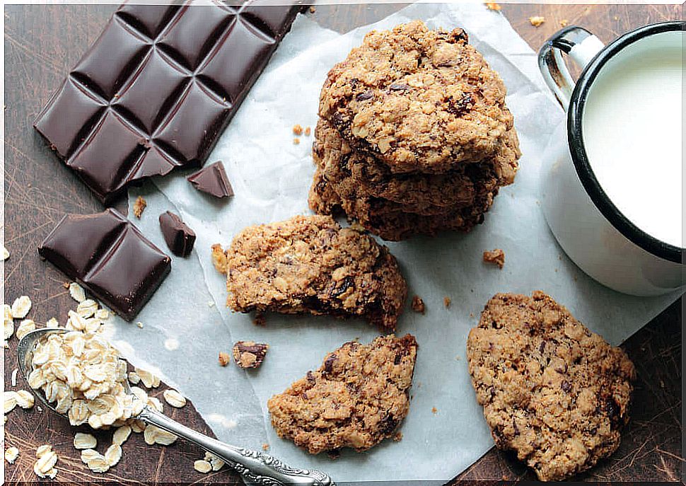 Oven-free oat and chocolate biscuits