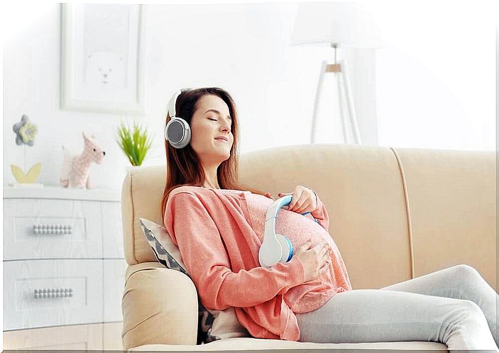 pregnant woman listening to music