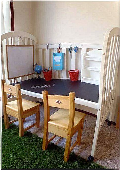 5 ideas for recycling wooden furniture: convert the crib into a table