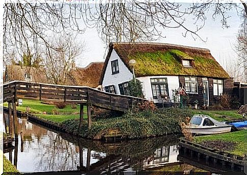 little house on the lake