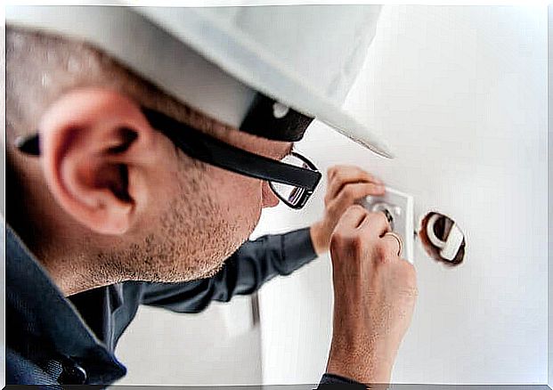 Hire a good electrician to spend less electricity