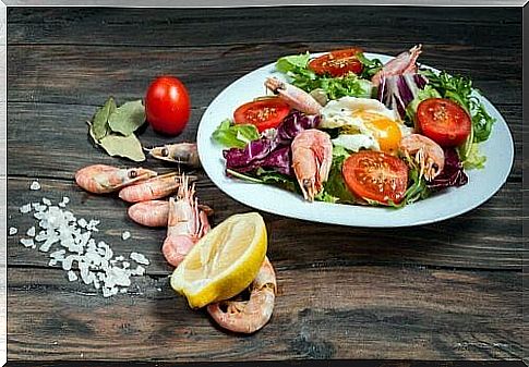 Crispy shrimp and vegetable salad