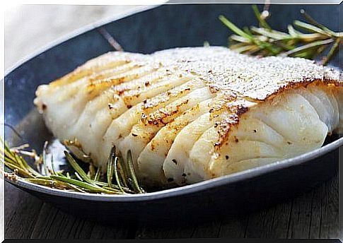 Roasted sea bass with potatoes and onions