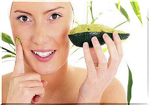 Avocado mask to care for dyed hair