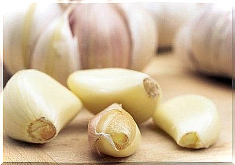 Eating garlic can help lower blood pressure