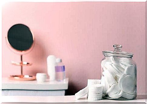 How to organize the bathroom using jars