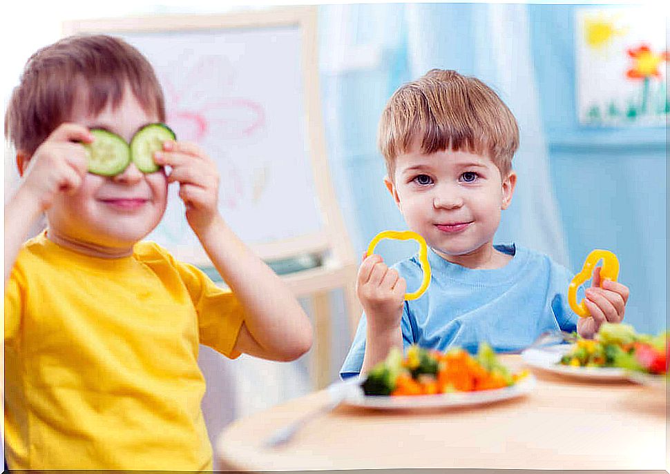 children eating vegetables