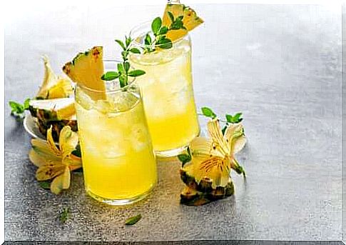 Pineapple water: why we should drink it on an empty stomach