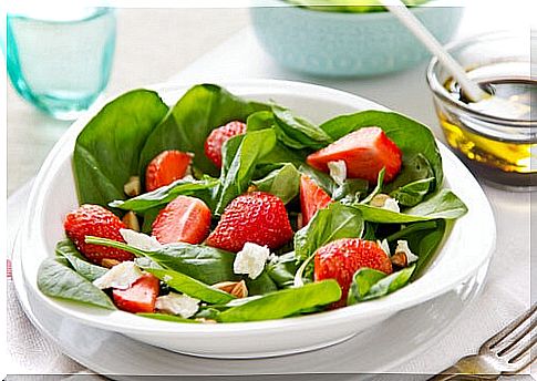 Spinach and strawberry salad