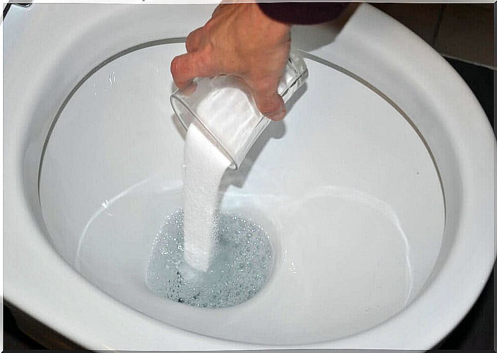 Disinfect the bathroom with baking soda