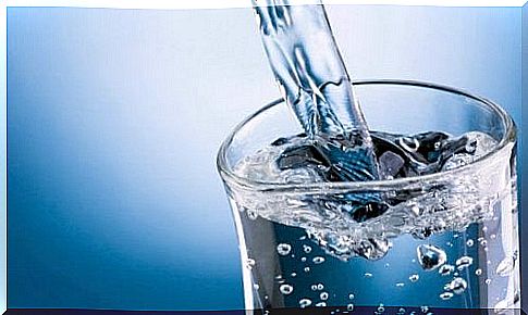 Water regulates acidic pH