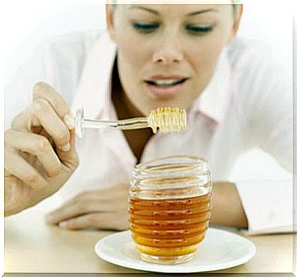 Honey on the face to exfoliate the skin